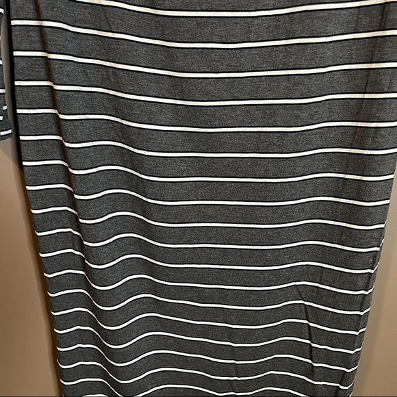 NWT! A pea in the pod striped maternity dress - Picture 4 of 10